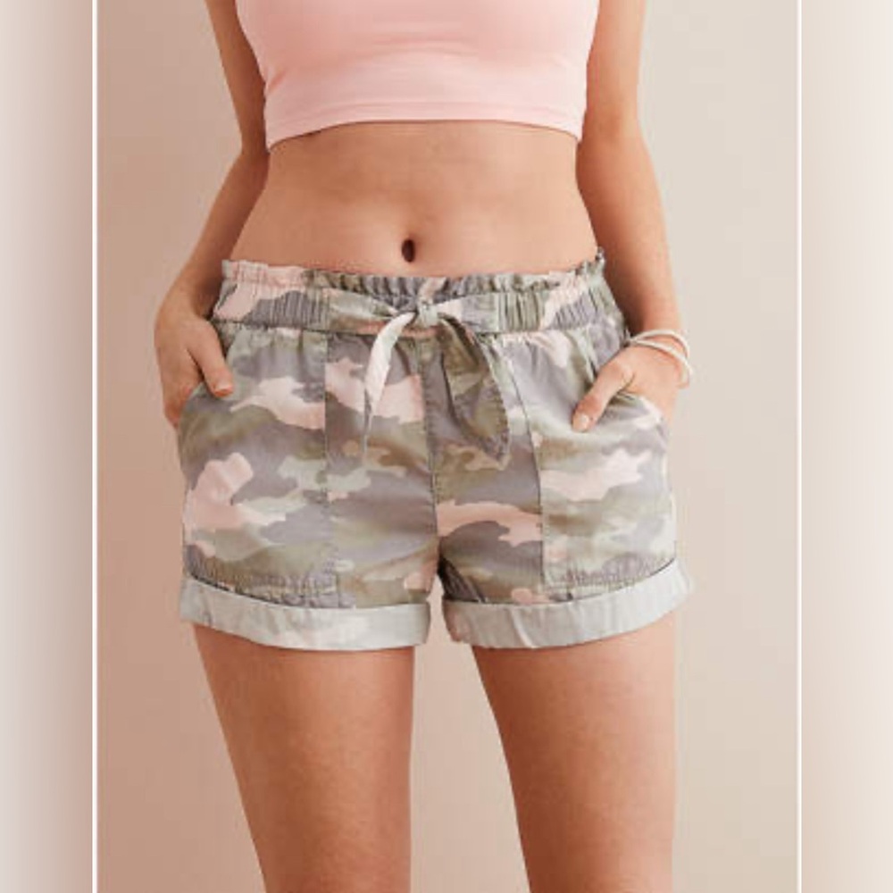Aerie/American Eagle elastic waist camo print Camp Shorts with cuffed hem